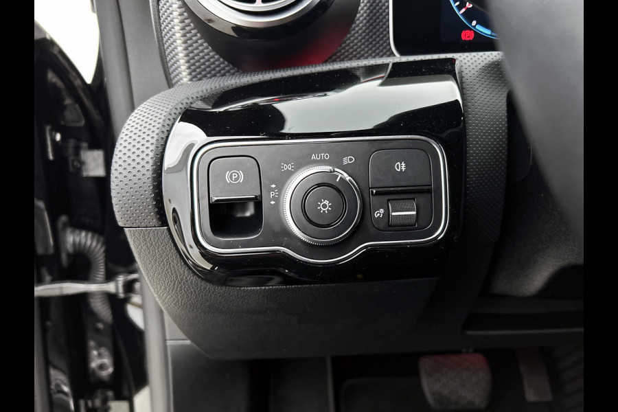 Mercedes-Benz CLA-Klasse 200 Business Solution Progressive(Dealer OnderH, SfeerV, Camera, Trekhaak, StoelV, Carplay, PDC, Etc)