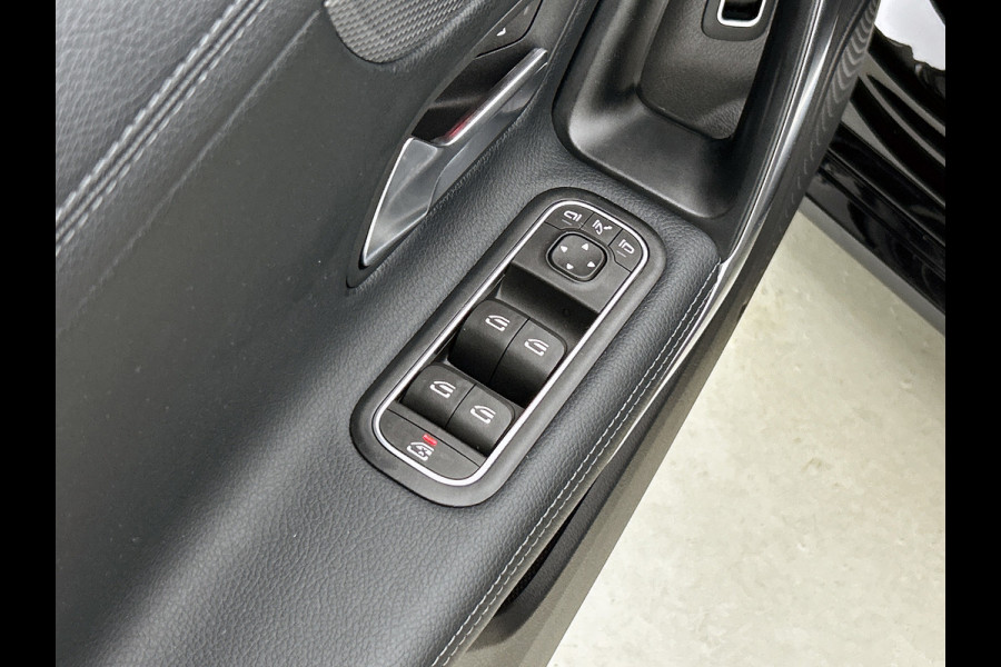 Mercedes-Benz CLA-Klasse 200 Business Solution Progressive(Dealer OnderH, SfeerV, Camera, Trekhaak, StoelV, Carplay, PDC, Etc)