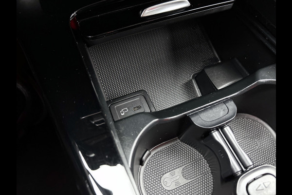 Mercedes-Benz CLA-Klasse 200 Business Solution Progressive(Dealer OnderH, SfeerV, Camera, Trekhaak, StoelV, Carplay, PDC, Etc)