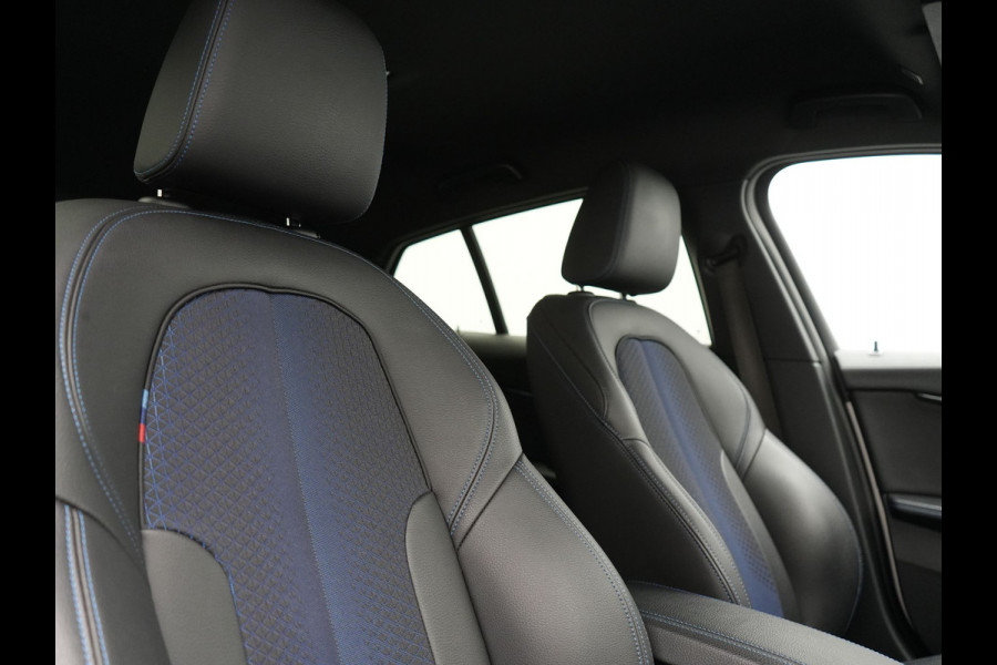 BMW 1-serie 120i M-Sport 179pk Dealer O.H. | Adaptive Cruise | Camera | LED Koplampen | Virtual | Apple Carplay | Sportstoelen & Stuur Verwarmd | Sfeerverlichting | Keyless | DAB |