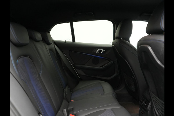 BMW 1-serie 120i M-Sport 179pk Dealer O.H. | Adaptive Cruise | Camera | LED Koplampen | Virtual | Apple Carplay | Sportstoelen & Stuur Verwarmd | Sfeerverlichting | Keyless | DAB |