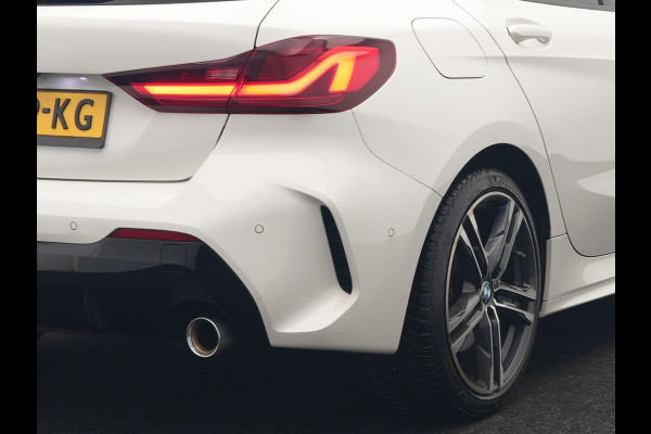 BMW 1-serie 120i M-Sport 179pk Dealer O.H. | Adaptive Cruise | Camera | LED Koplampen | Virtual | Apple Carplay | Sportstoelen & Stuur Verwarmd | Sfeerverlichting | Keyless | DAB |