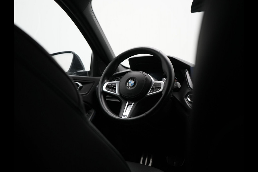 BMW 1-serie 120i M-Sport 179pk Dealer O.H. | Adaptive Cruise | Camera | LED Koplampen | Virtual | Apple Carplay | Sportstoelen & Stuur Verwarmd | Sfeerverlichting | Keyless | DAB |
