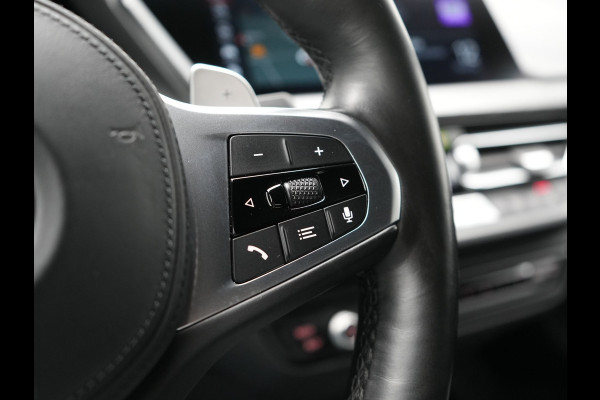 BMW 1-serie 120i M-Sport 179pk Dealer O.H. | Adaptive Cruise | Camera | LED Koplampen | Virtual | Apple Carplay | Sportstoelen & Stuur Verwarmd | Sfeerverlichting | Keyless | DAB |