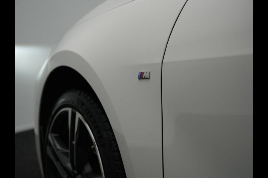 BMW 1-serie 120i M-Sport 179pk Dealer O.H. | Adaptive Cruise | Camera | LED Koplampen | Virtual | Apple Carplay | Sportstoelen & Stuur Verwarmd | Sfeerverlichting | Keyless | DAB |