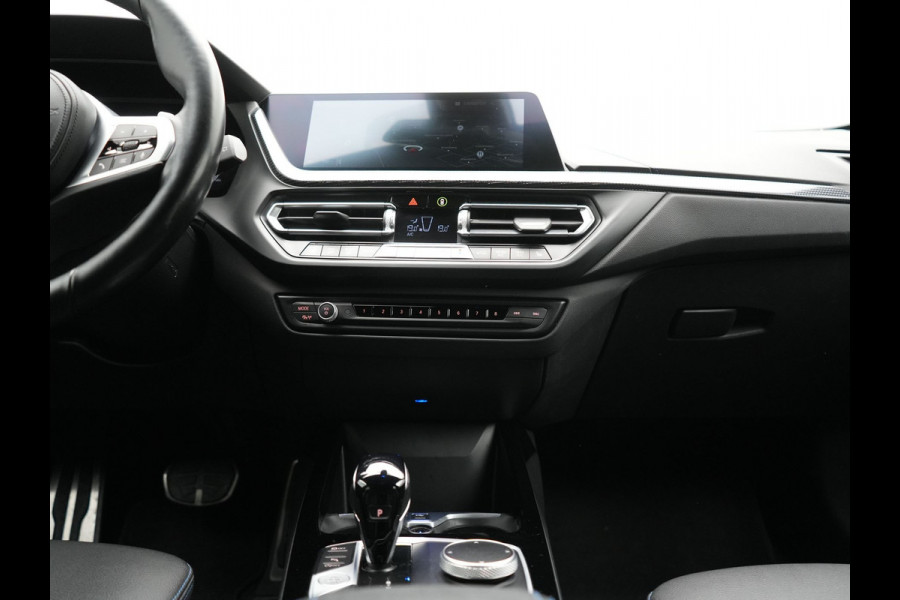 BMW 1-serie 120i M-Sport 179pk Dealer O.H. | Adaptive Cruise | Camera | LED Koplampen | Virtual | Apple Carplay | Sportstoelen & Stuur Verwarmd | Sfeerverlichting | Keyless | DAB |
