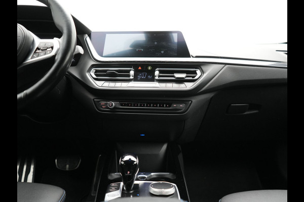 BMW 1-serie 120i M-Sport 179pk Dealer O.H. | Adaptive Cruise | Camera | LED Koplampen | Virtual | Apple Carplay | Sportstoelen & Stuur Verwarmd | Sfeerverlichting | Keyless | DAB |