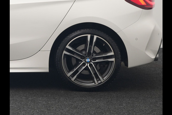 BMW 1-serie 120i M-Sport 179pk Dealer O.H. | Adaptive Cruise | Camera | LED Koplampen | Virtual | Apple Carplay | Sportstoelen & Stuur Verwarmd | Sfeerverlichting | Keyless | DAB |