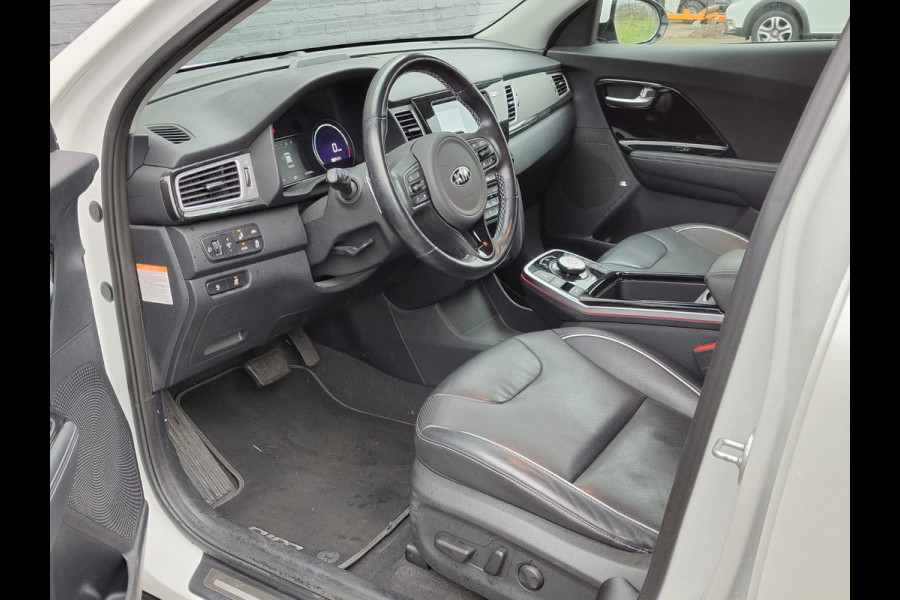 Kia e-Niro Executive 64kWh SOH 100% Leer Elek.Stoel+Memory Warmtepomp Pdc Navi Ecc Camera Apple Carplay Android Auto Stoelverwarming+Koeling Stuurverwarming Lmv Privacy Glas DAB Vess Lane Assist Blind Spot 1e Eigenaar Origineel Nederlandse Auto Zeer compleet!
