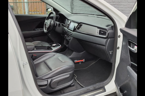 Kia e-Niro Executive 64kWh SOH 100% Leer Elek.Stoel+Memory Warmtepomp Pdc Navi Ecc Camera Apple Carplay Android Auto Stoelverwarming+Koeling Stuurverwarming Lmv Privacy Glas DAB Vess Lane Assist Blind Spot 1e Eigenaar Origineel Nederlandse Auto Zeer compleet!