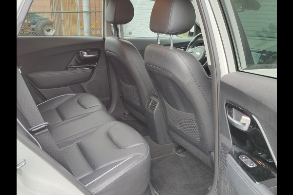 Kia e-Niro Executive 64kWh SOH 100% Leer Elek.Stoel+Memory Warmtepomp Pdc Navi Ecc Camera Apple Carplay Android Auto Stoelverwarming+Koeling Stuurverwarming Lmv Privacy Glas DAB Vess Lane Assist Blind Spot 1e Eigenaar Origineel Nederlandse Auto Zeer compleet!
