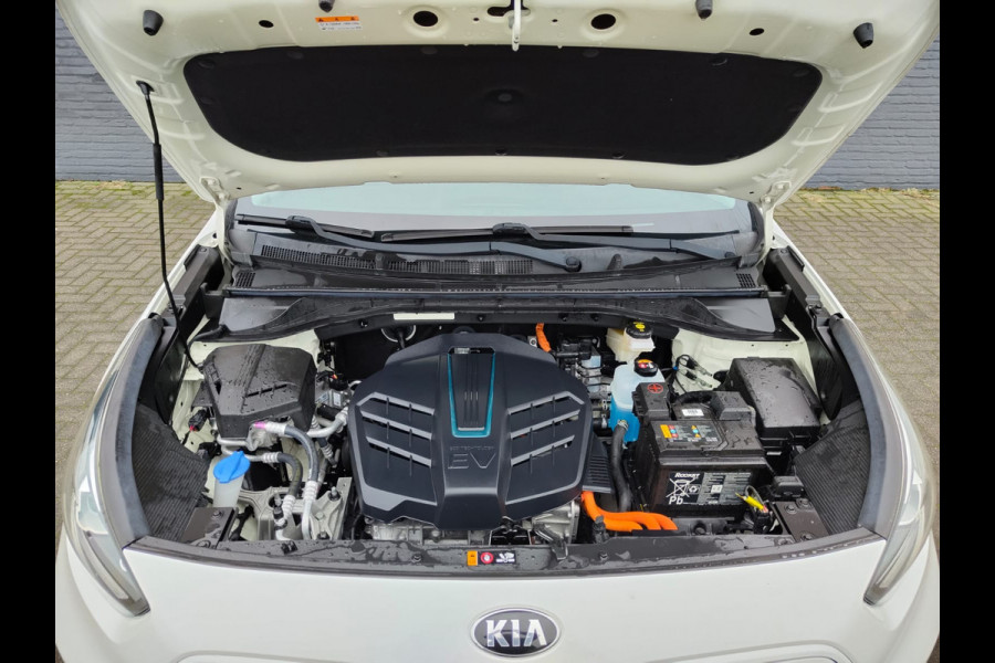 Kia e-Niro Executive 64kWh SOH 100% Leer Elek.Stoel+Memory Warmtepomp Pdc Navi Ecc Camera Apple Carplay Android Auto Stoelverwarming+Koeling Stuurverwarming Lmv Privacy Glas DAB Vess Lane Assist Blind Spot 1e Eigenaar Origineel Nederlandse Auto Zeer compleet!
