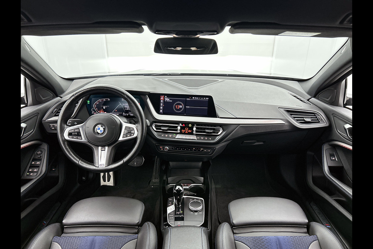 BMW 1-serie 120i M-SPORT Business Edition Plus(Dealer OnderH, Carplay, Stoel& Stuur Verwarming, Head-up, SfeerV, PDC V+A, Etc)