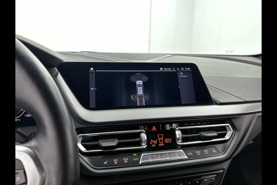 BMW 1-serie 120i M-SPORT Business Edition Plus(Dealer OnderH, Carplay, Stoel& Stuur Verwarming, Head-up, SfeerV, PDC V+A, Etc)