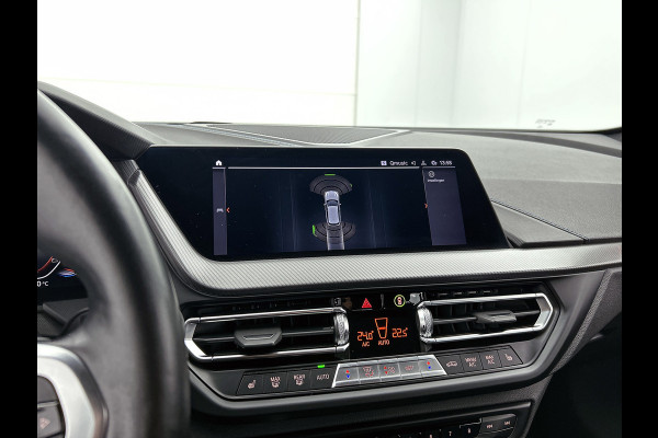 BMW 1-serie 120i M-SPORT Business Edition Plus(Dealer OnderH, Carplay, Stoel& Stuur Verwarming, Head-up, SfeerV, PDC V+A, Etc)