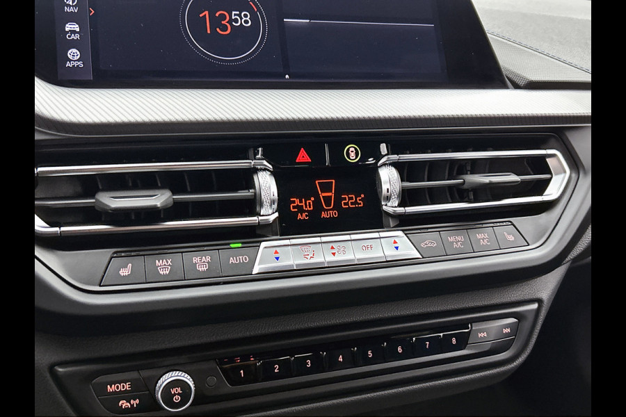 BMW 1-serie 120i M-SPORT Business Edition Plus(Dealer OnderH, Carplay, Stoel& Stuur Verwarming, Head-up, SfeerV, PDC V+A, Etc)