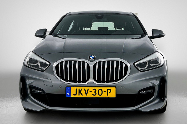 BMW 1-serie 120i M-SPORT Business Edition Plus(Dealer OnderH, Carplay, Stoel& Stuur Verwarming, Head-up, SfeerV, PDC V+A, Etc)