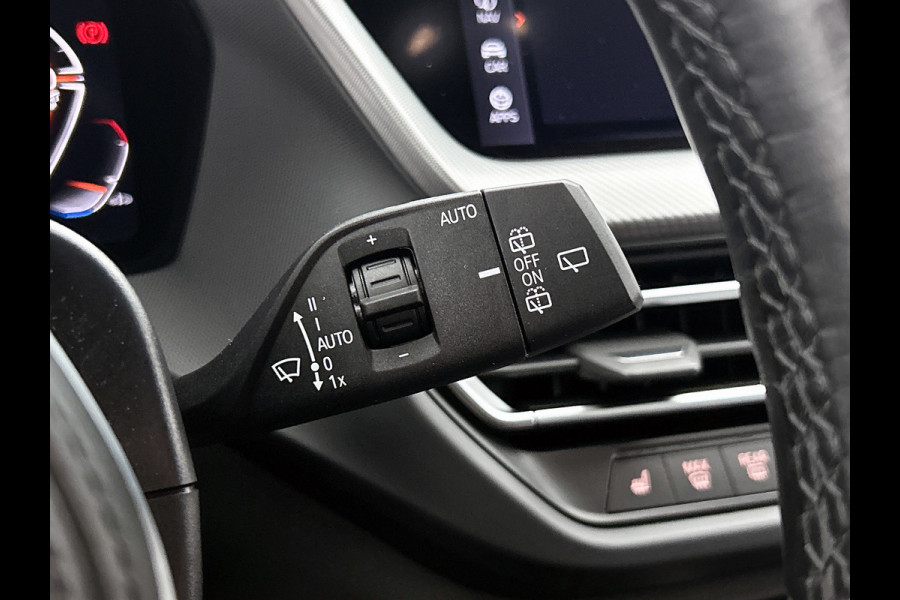 BMW 1-serie 120i M-SPORT Business Edition Plus(Dealer OnderH, Carplay, Stoel& Stuur Verwarming, Head-up, SfeerV, PDC V+A, Etc)