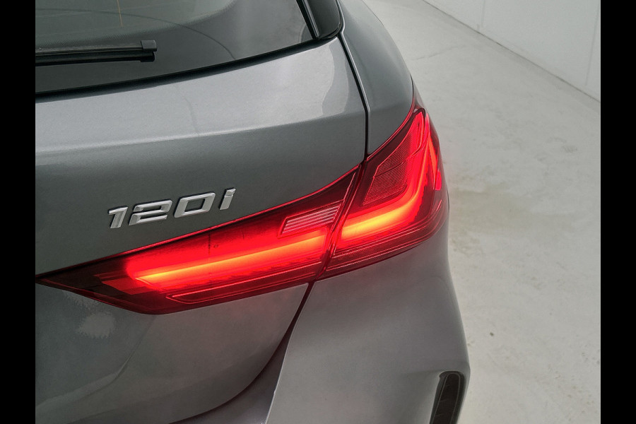 BMW 1-serie 120i M-SPORT Business Edition Plus(Dealer OnderH, Carplay, Stoel& Stuur Verwarming, Head-up, SfeerV, PDC V+A, Etc)