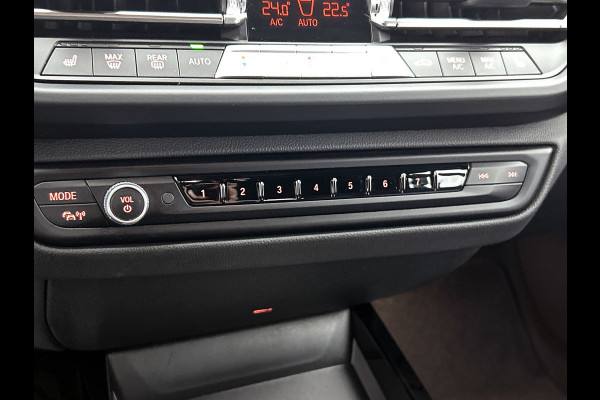 BMW 1-serie 120i M-SPORT Business Edition Plus(Dealer OnderH, Carplay, Stoel& Stuur Verwarming, Head-up, SfeerV, PDC V+A, Etc)