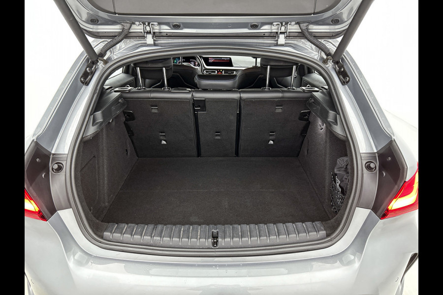 BMW 1-serie 120i M-SPORT Business Edition Plus(Dealer OnderH, Carplay, Stoel& Stuur Verwarming, Head-up, SfeerV, PDC V+A, Etc)