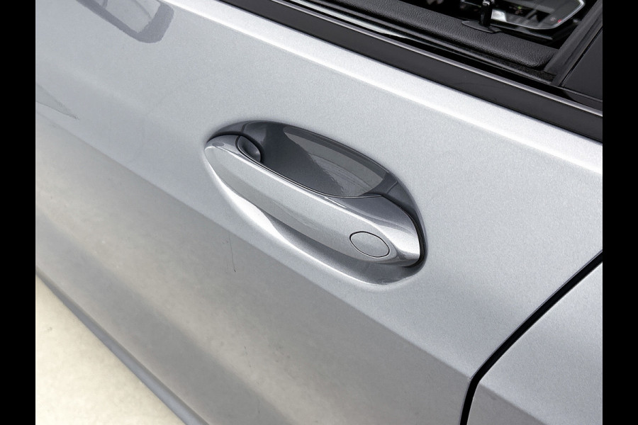 BMW 1-serie 120i M-SPORT Business Edition Plus(Dealer OnderH, Carplay, Stoel& Stuur Verwarming, Head-up, SfeerV, PDC V+A, Etc)