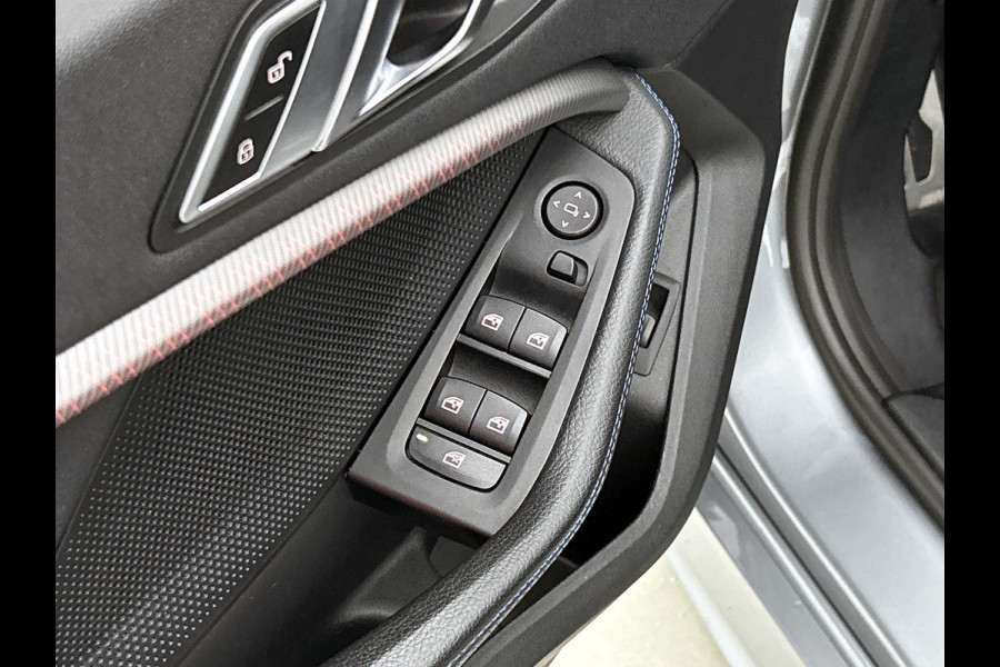 BMW 1-serie 120i M-SPORT Business Edition Plus(Dealer OnderH, Carplay, Stoel& Stuur Verwarming, Head-up, SfeerV, PDC V+A, Etc)