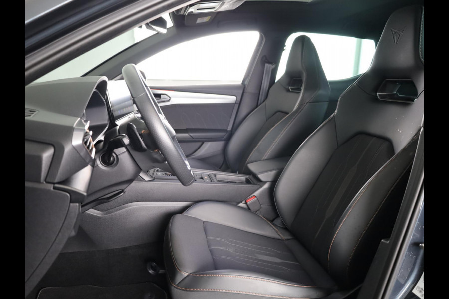 CUPRA Leon 1.4 e-Hybrid VZ Performance 245pk | Panoramadak | Sporstoelen | Navigatie | Verwarmbare voorstoelen | 19 inch Lichtmetalen velgen |
