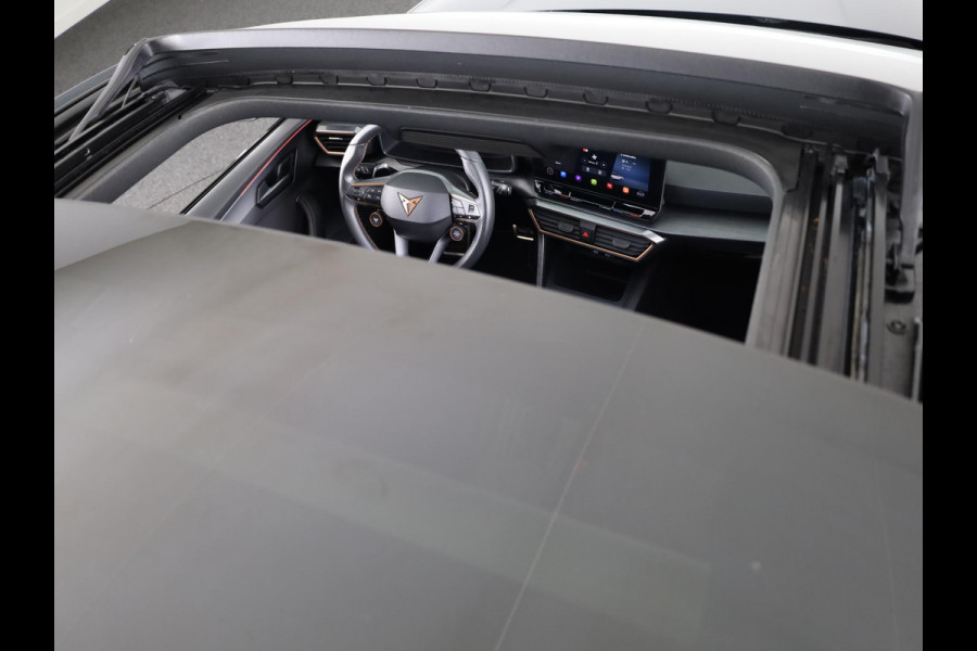 CUPRA Leon 1.4 e-Hybrid VZ Performance 245pk | Panoramadak | Sporstoelen | Navigatie | Verwarmbare voorstoelen | 19 inch Lichtmetalen velgen |