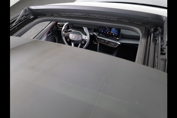 CUPRA Leon 1.4 e-Hybrid VZ Performance 245pk | Panoramadak | Sporstoelen | Navigatie | Verwarmbare voorstoelen | 19 inch Lichtmetalen velgen |