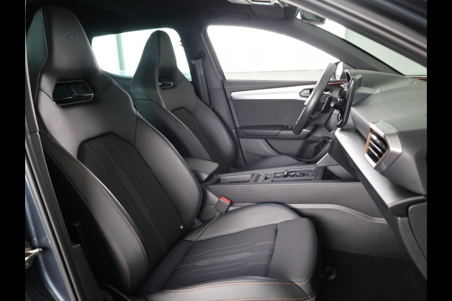 CUPRA Leon 1.4 e-Hybrid VZ Performance 245pk | Panoramadak | Sporstoelen | Navigatie | Verwarmbare voorstoelen | 19 inch Lichtmetalen velgen |