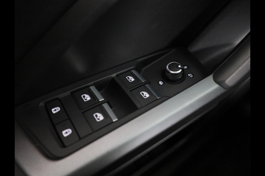 Audi Q3 35 TFSI S edition Competition 150pk| Verlengde garantie | Navigatie | Parkeercamera | 19 inch Lichtmetalen velgen | Apple Carplay/ Android Auto