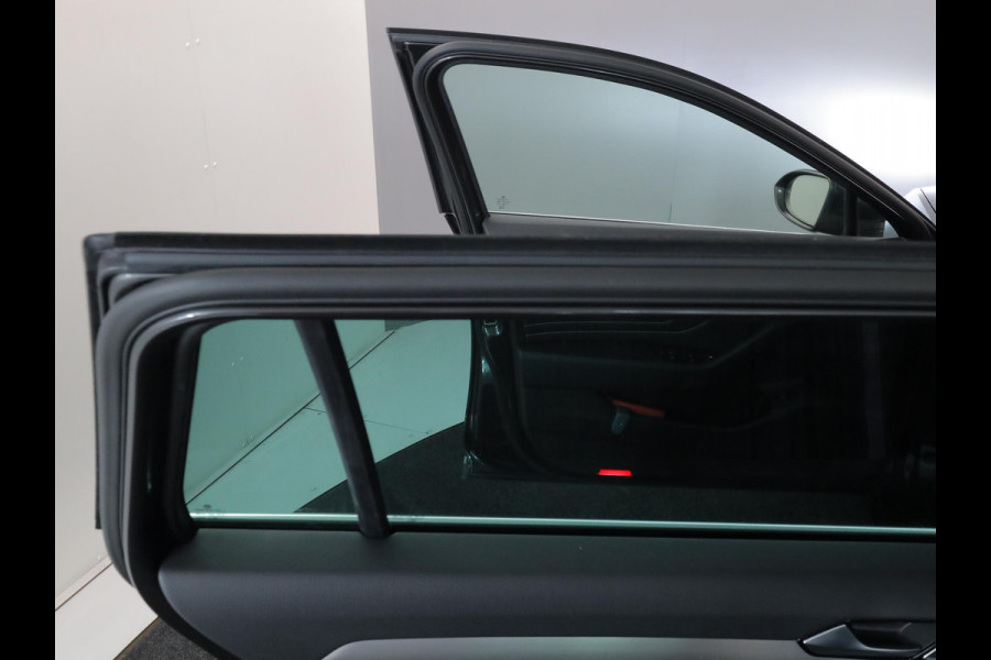 Volkswagen Passat Variant 1.5 TSI R-Line Business 150 pk Automaat (DSG) | Verlengde garantie | Navigatie | Parkeersensoren | Achteruitrijcamera | Stoelverwarming |