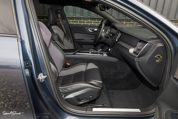 Volvo V60 2.0 B4 Plus Dark | Adaptieve cruise | Memory | Blis | Harman Kardon |