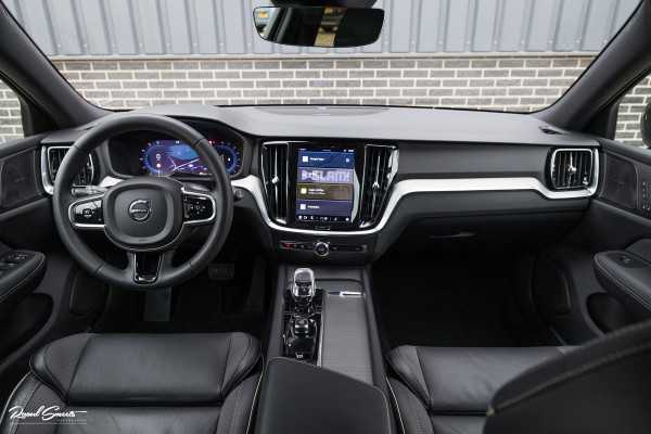 Volvo V60 2.0 B4 Plus Dark | Adaptieve cruise | Memory | Blis | Harman Kardon |