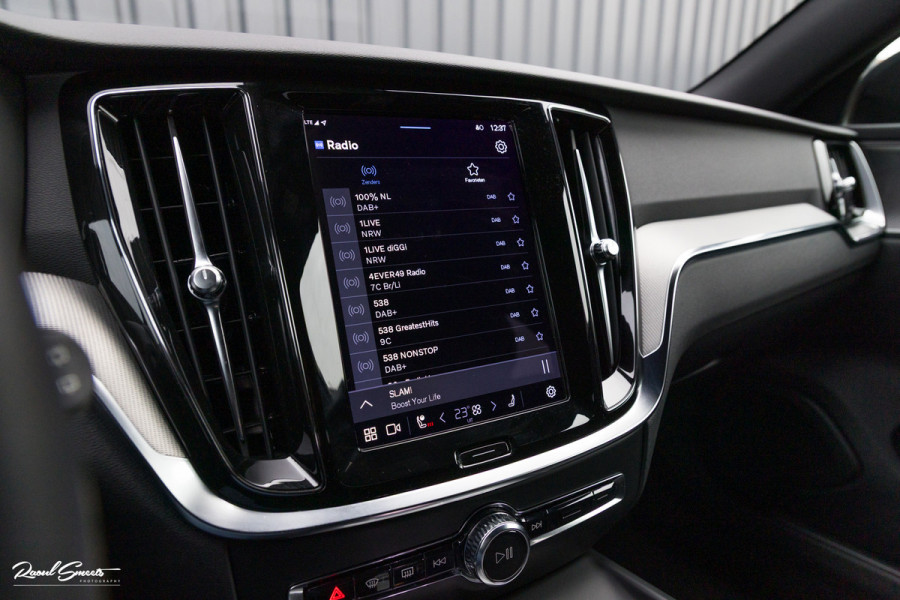 Volvo V60 2.0 B4 Plus Dark | Adaptieve cruise | Memory | Blis | Harman Kardon |