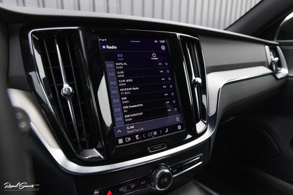 Volvo V60 2.0 B4 Plus Dark | Adaptieve cruise | Memory | Blis | Harman Kardon |