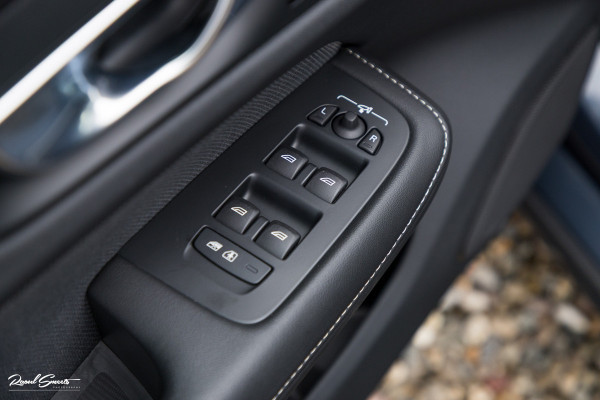 Volvo V60 2.0 B4 Plus Dark | Adaptieve cruise | Memory | Blis | Harman Kardon |