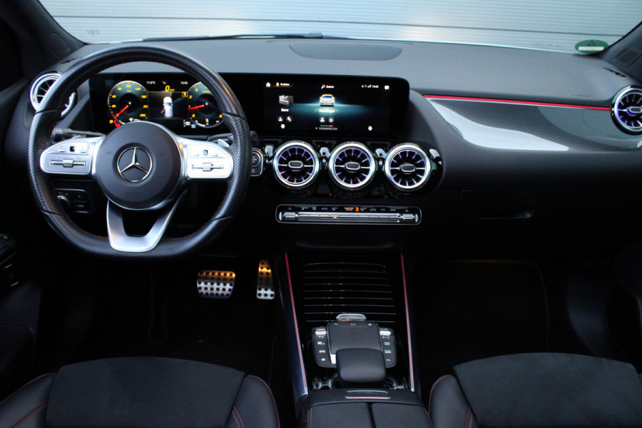 Mercedes-Benz B-Klasse 200 Business Solution AMG | Panoramadak | Trekhaak | Camera | Stoelverwarming | CarPlay