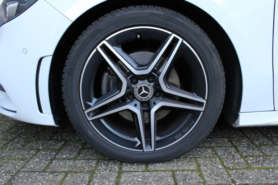 Mercedes-Benz B-Klasse 200 Business Solution AMG | Panoramadak | Trekhaak | Camera | Stoelverwarming | CarPlay