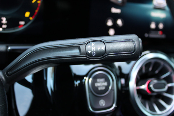 Mercedes-Benz B-Klasse 200 Business Solution AMG | Panoramadak | Trekhaak | Camera | Stoelverwarming | CarPlay