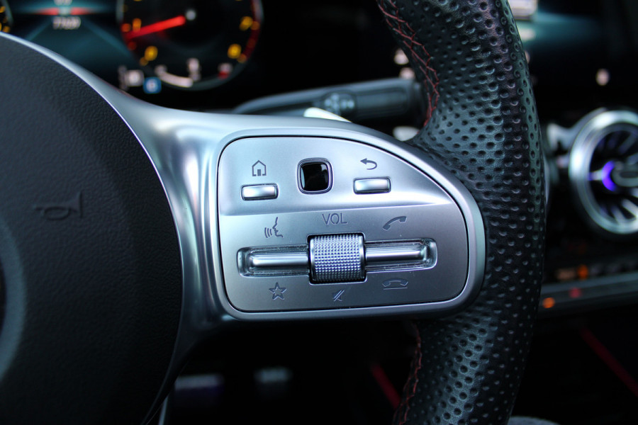 Mercedes-Benz B-Klasse 200 Business Solution AMG | Panoramadak | Trekhaak | Camera | Stoelverwarming | CarPlay