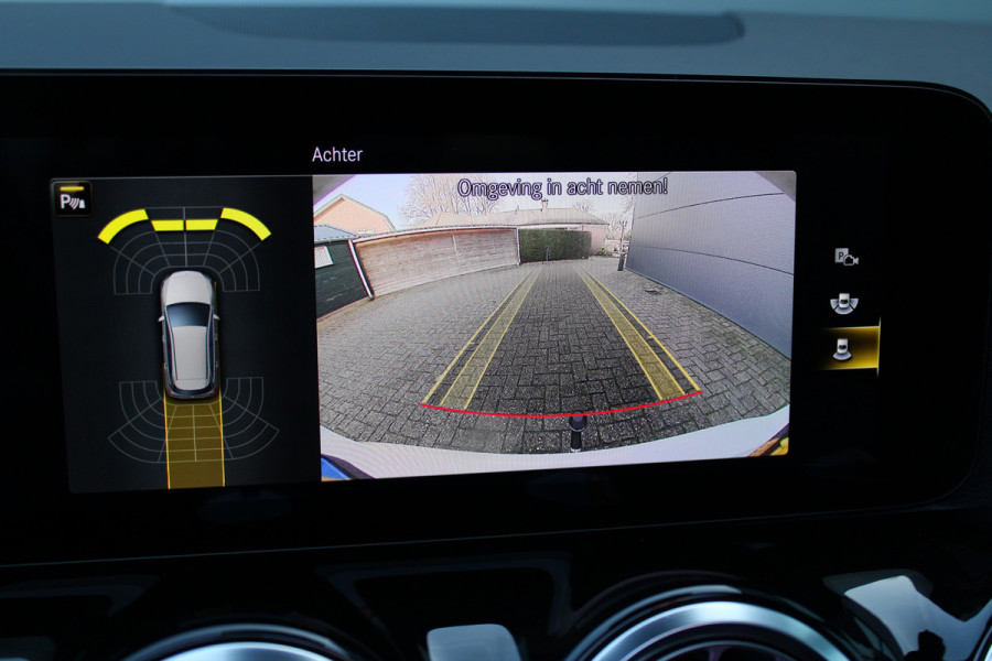 Mercedes-Benz B-Klasse 200 Business Solution AMG | Panoramadak | Trekhaak | Camera | Stoelverwarming | CarPlay