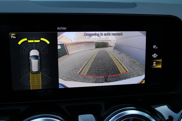 Mercedes-Benz B-Klasse 200 Business Solution AMG | Panoramadak | Trekhaak | Camera | Stoelverwarming | CarPlay