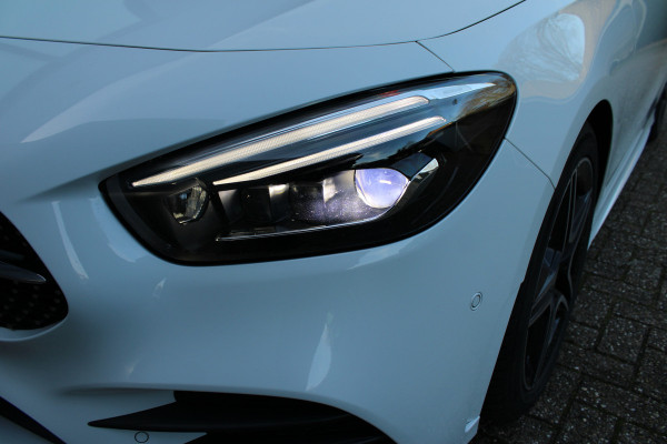 Mercedes-Benz B-Klasse 200 Business Solution AMG | Panoramadak | Trekhaak | Camera | Stoelverwarming | CarPlay