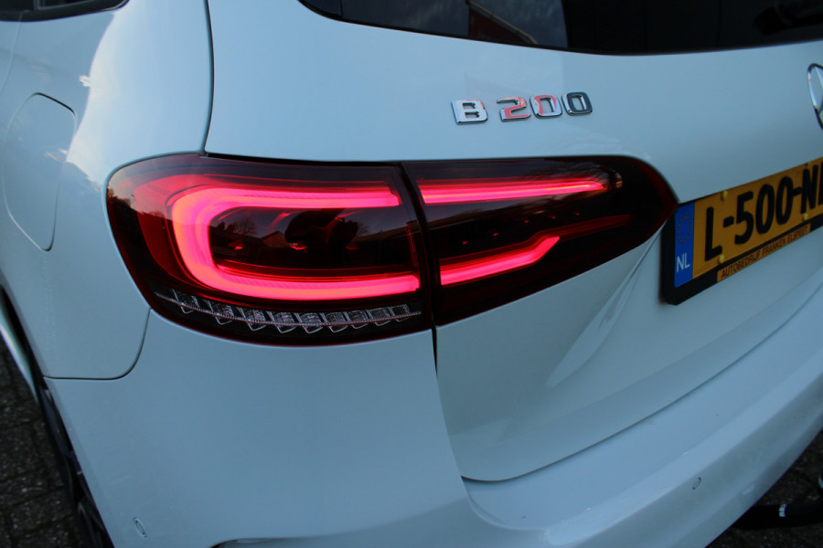 Mercedes-Benz B-Klasse 200 Business Solution AMG | Panoramadak | Trekhaak | Camera | Stoelverwarming | CarPlay