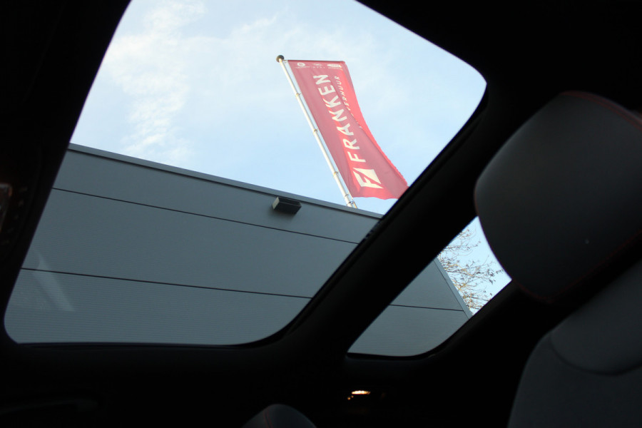 Mercedes-Benz B-Klasse 200 Business Solution AMG | Panoramadak | Trekhaak | Camera | Stoelverwarming | CarPlay