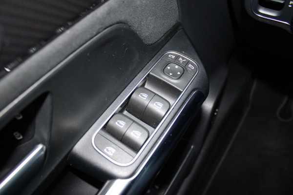 Mercedes-Benz B-Klasse 200 Business Solution AMG | Panoramadak | Trekhaak | Camera | Stoelverwarming | CarPlay