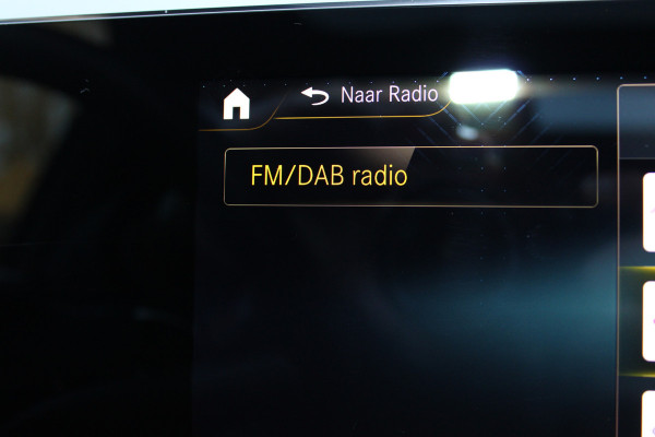 Mercedes-Benz B-Klasse 200 Business Solution AMG | Panoramadak | Trekhaak | Camera | Stoelverwarming | CarPlay