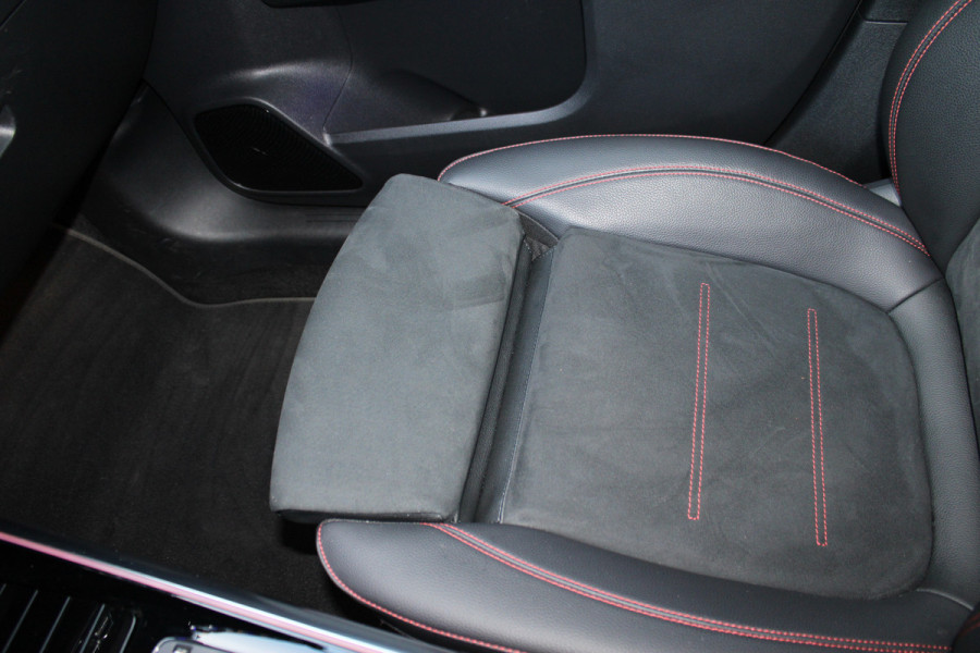 Mercedes-Benz B-Klasse 200 Business Solution AMG | Panoramadak | Trekhaak | Camera | Stoelverwarming | CarPlay